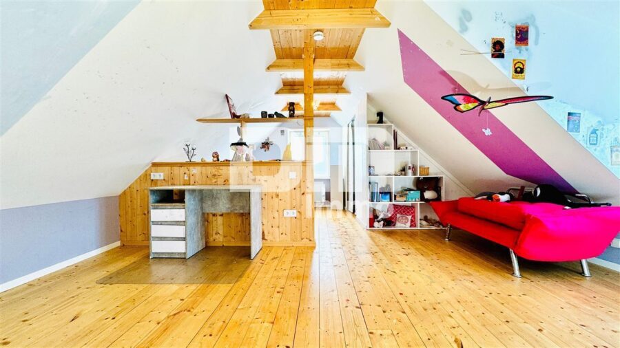 Vollständig kernsaniertes / neu erstelltes EFH in zentraler Lage mit 2 Garagen - DG Schlafzimmer 1 / Studio 1